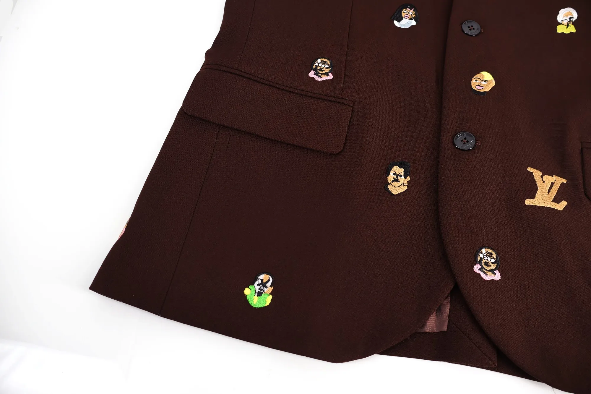 🅿️1120 1v 24SS small head pattern embroidered jacket. The first series of cooperation with artist Henry Talor. The embroidered figures on it really don’t need to be too delicate. They can be salty or sweet through different combinations. The fabric is made of the same ultra-high-count imported worsted wool blended nylon material as the original. There is no color difference between the color and texture of the original. The accessories and hardware are all custom-made from molds, which is extremely difficult and costly, just to ensure the absolute restoration from the inside to the outside. The special-shaped tailoring of the neckline is restored with ingenuity, and the shoulder pads have been adjusted many times to perfect the original straight shoulder shape. 2,500 specially-made small back collar logos are used for high-density embroidery on the same fabric base. The Feidong logo is clear and delicate, highlighting the identity. The overall wiring is straight and delicate, the fabric is comfortable and soft, and the color is consistent without color difference. Size:46-48-50-52